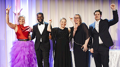 Puhtausalan Tähdet 2025: Leena Meri (vas.), Olukayode Abebiyi, Susanna Mertaniemi, Marika Jokisivu ja Harri Piiparisen palkinnon noutanut Tomi Piiparinen.  Kuvasta puuttuu Opettaja-sarjan voittaja Tanja Rahijärvi, joka oli estynyt saapumasta gaalaan. 