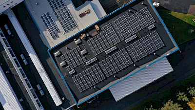 Lempäälän uuden, suomalaisen NAPS Solar Systemsin toimittaman aurinkovoimalan kaikki paneelit ovat paikoillaan. Asennustyöt ovat viimeisiä nostotöitä vaille valmiit. (Kuva: Kiilto)