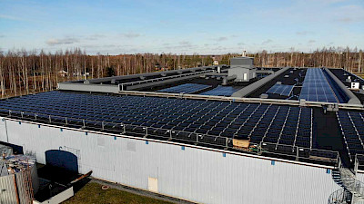 Sinituotteelle rakennettiin Suomen 16. suurin aurinkovoimala