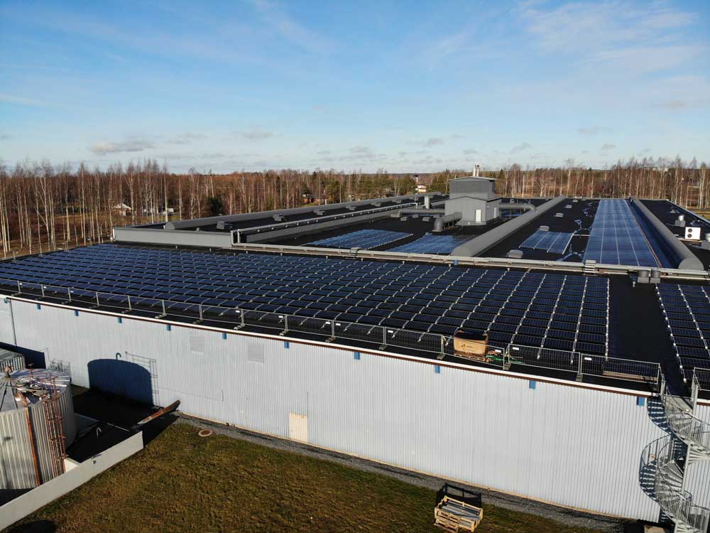 Sinituotteelle rakennettiin Suomen 16. suurin aurinkovoimala