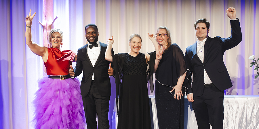 Puhtausalan Tähdet 2025: Leena Meri (vas.), Olukayode Abebiyi, Susanna Mertaniemi, Marika Jokisivu ja Harri Piiparisen palkinnon noutanut Tomi Piiparinen.